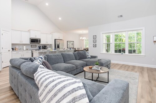 Spacious 4BR, 3BA Pawleys Island vacation home just minutes from pristine beaches and premier golf courses like Caledonia & True Blue. Ideal for family vacations, golf trips, and relaxing coastal beach getaways.