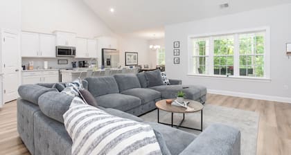 Spacious 4BR, 3BA Pawleys Island vacation home just minutes from pristine beaches and premier golf courses like Caledonia & True Blue. Ideal for family vacations, golf trips, and relaxing coastal beach getaways.