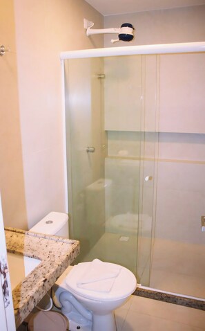 Triple Room | Bathroom | Shower, hair dryer, towels, soap - Pousada Praia de Porto (Ipojuca)
