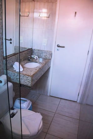 Economy Twin Room | Bathroom