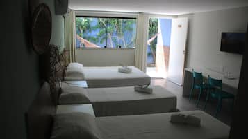 Comfort vierpersoonskamer, balkon | Een bureau, een laptopwerkplek, gratis wifi