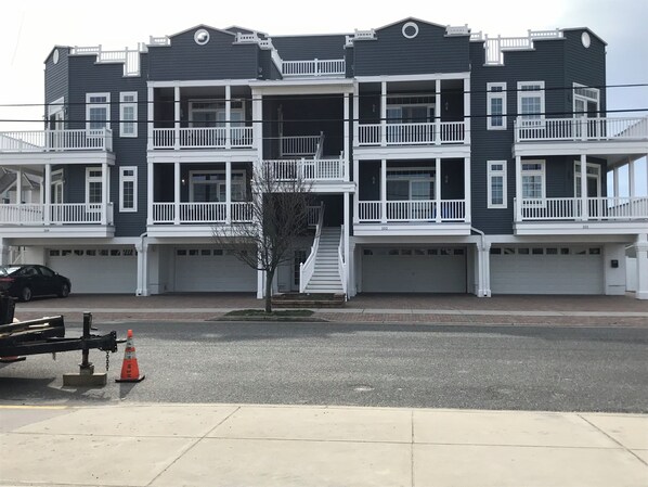 Exterior - NW 1/2 block walk to entertainment district and 1 block walk to beach. (North Wildwood)