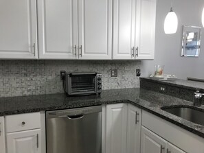 Toaster, blender - NW 1/2 block walk to entertainment district and 1 block walk to beach. (North Wildwood)