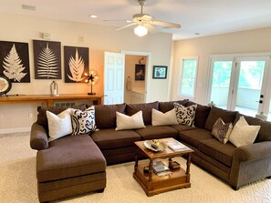 Smart TV, fireplace, ping pong, stereo - Enjoy your own slice of paradise on Lake Keowee. On the water & amazing sunsets. (Six Mile)