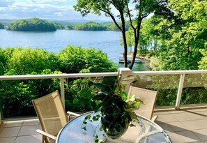 Outdoor dining - Enjoy your own slice of paradise on Lake Keowee. On the water & amazing sunsets. (Six Mile)