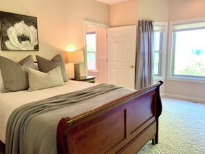 6 bedrooms, iron/ironing board, travel cot, free WiFi - Enjoy your own slice of paradise on Lake Keowee. On the water & amazing sunsets. (Six Mile)