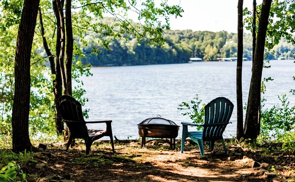 Property grounds - Lakefront & Lakeview Getaway on Beaver Lake, 2 Kayaks, Blkstone & Wine/CoffeeBar (Rogers)