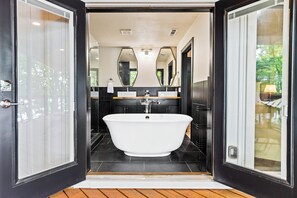 Shower, hair dryer, towels, soap - Lakefront & Lakeview Getaway on Beaver Lake, 2 Kayaks, Blkstone & Wine/CoffeeBar (Rogers)