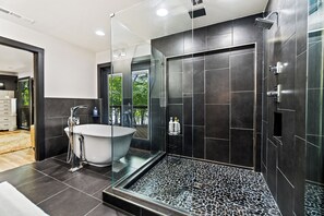 Een douche, een haardroger, handdoeken, zeep
