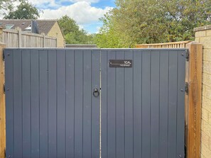 Property grounds - 2 bedroom accommodation in Carterton (Carterton)
