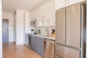 ثلاجة، ميكروويف، فرن، موقد طهي مسطح