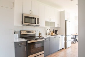 Een koelkast, een microgolfoven, een oven, een kookplaat