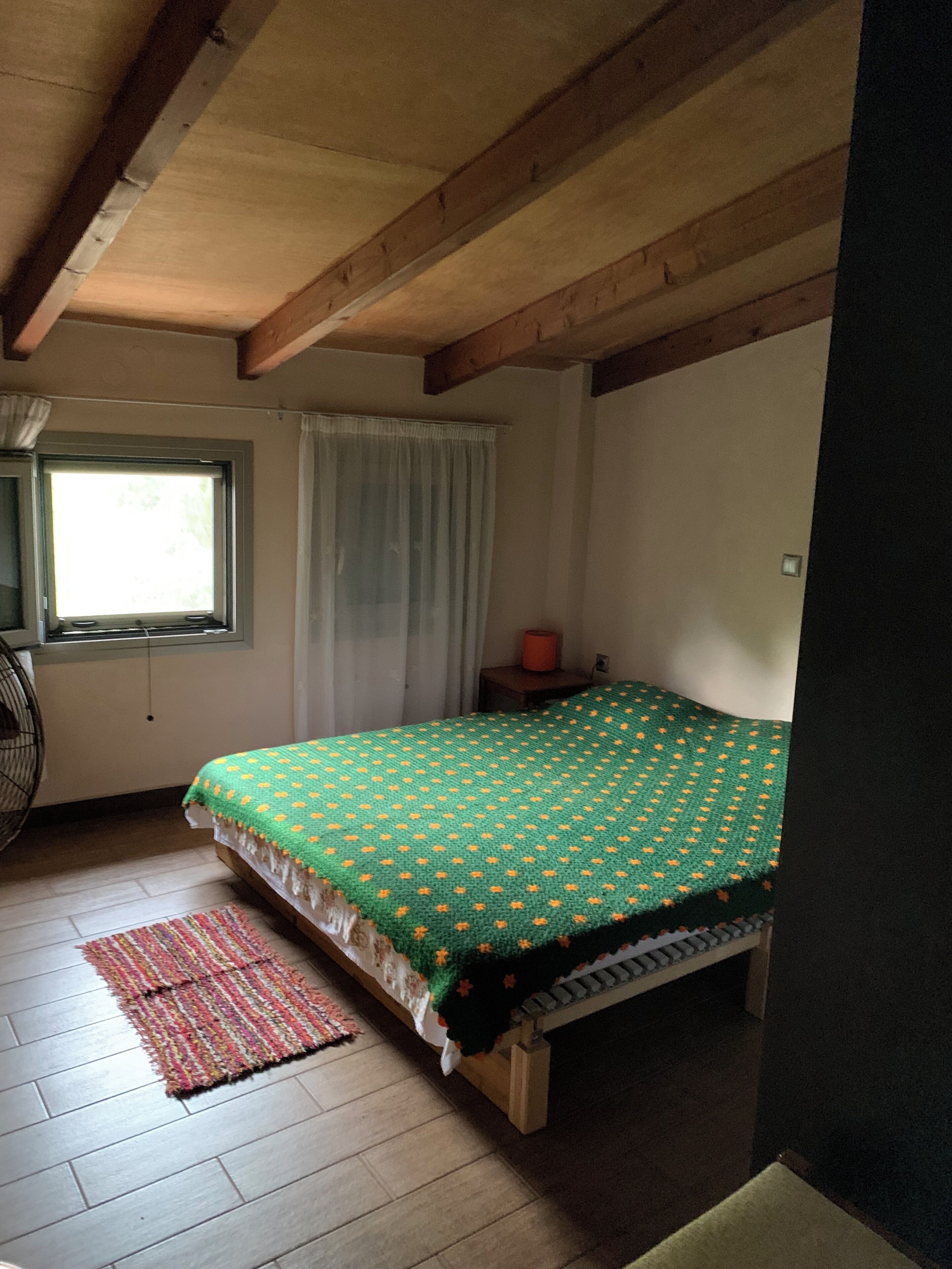 2 dormitorios, escritorio, tabla de planchar con plancha y wifi
