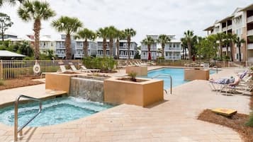 Una piscina al aire libre, una piscina climatizada