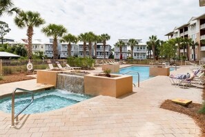 Utendørsbasseng og et oppvarmet basseng