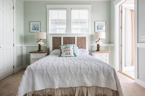 3 室のベッドルーム、デスク、アイロン / アイロン台、旅行用ベビーベッド