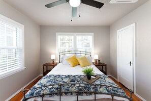 2 dormitorios, tabla de planchar con plancha, cuna de viaje