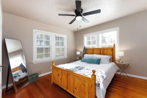 2 bedrooms, iron/ironing board, travel crib, free WiFi - Back of the Moon Cottage in the Hills (Diamond Springs)