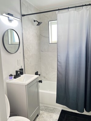 シャワー、ヘアドライヤー、タオル、石鹸