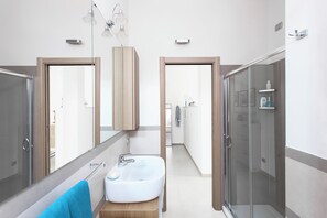 Dusche, Haartrockner, Bidet, Handtücher