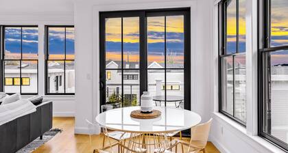 đłïžâđ Modern 2-Bedroom East End Condo đ 2 Car Parking đ Steps from the Beach