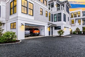 Exterior - 🏳️‍🌈 Modern 2-Bedroom East End Condo 🚗 2 Car Parking 😎 Steps from the Beach (Provincetown)