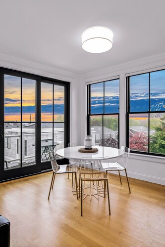 🏳️‍🌈 Modern 2-Bedroom East End Condo 🚗 2 Car Parking 😎 Steps from the Beach