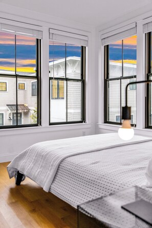 2 bedrooms, free WiFi, bed sheets - 🏳️‍🌈 Modern 2-Bedroom East End Condo 🚗 2 Car Parking 😎 Steps from the Beach (Provincetown)