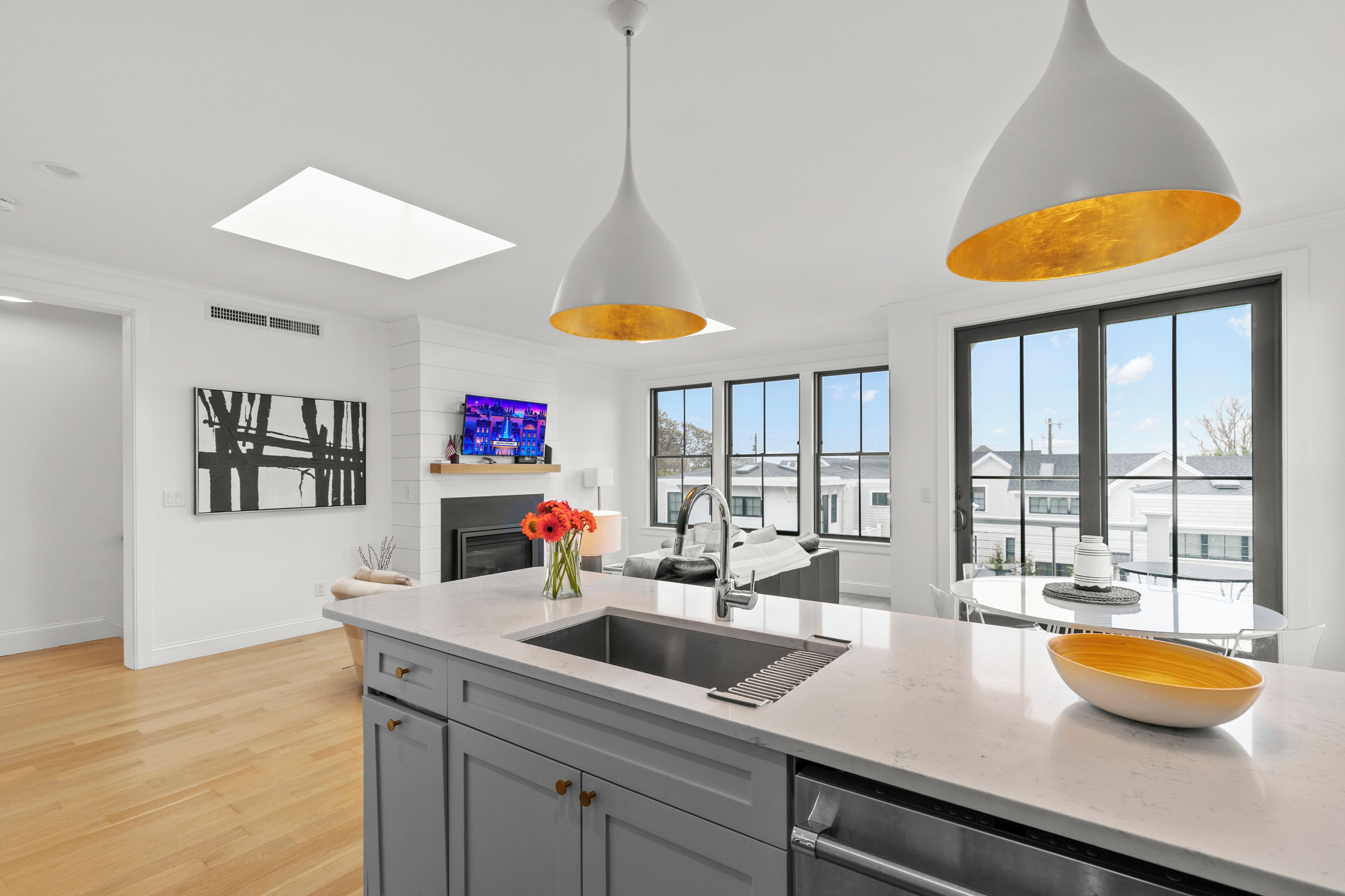 🏳️‍🌈 Modern 2-Bedroom East End Condo 🚗 2 Car Parking 😎 Steps from the Beach