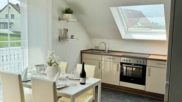Wasserkocher mit Kaffee-/Teezubehör, Kühlschrank, Ofen, Herdplatte