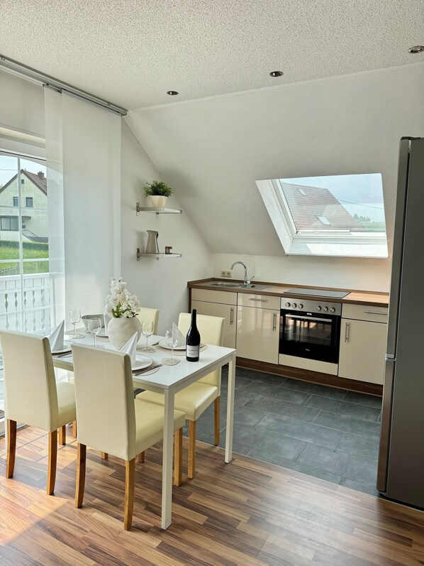 Fridge, oven, stovetop, coffee/tea maker - Gemütliche Ferienwohnung in Unmittelbarer Seenähe (Nohfelden)