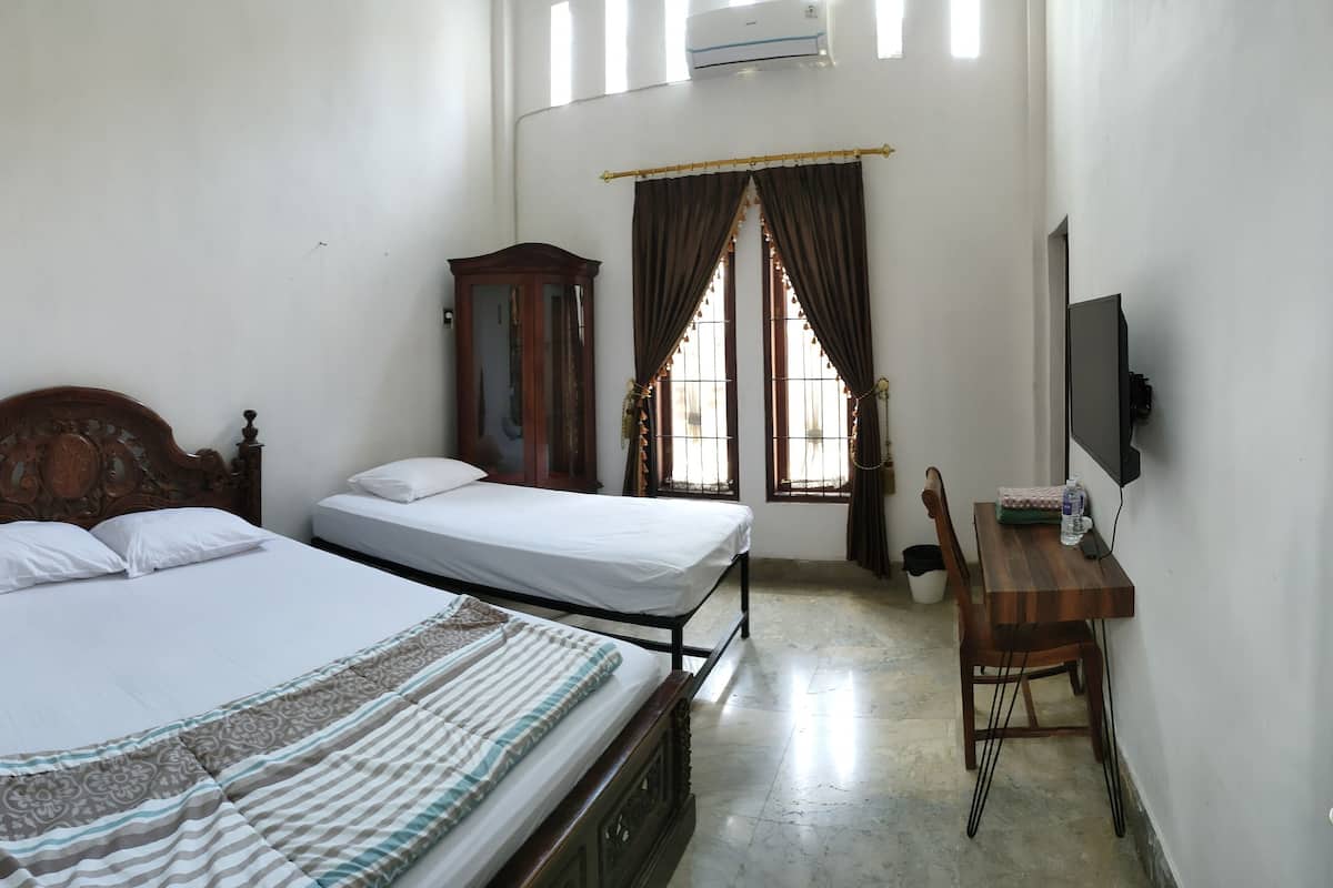 Suite, Park View | Desk, laptop workspace, free WiFi