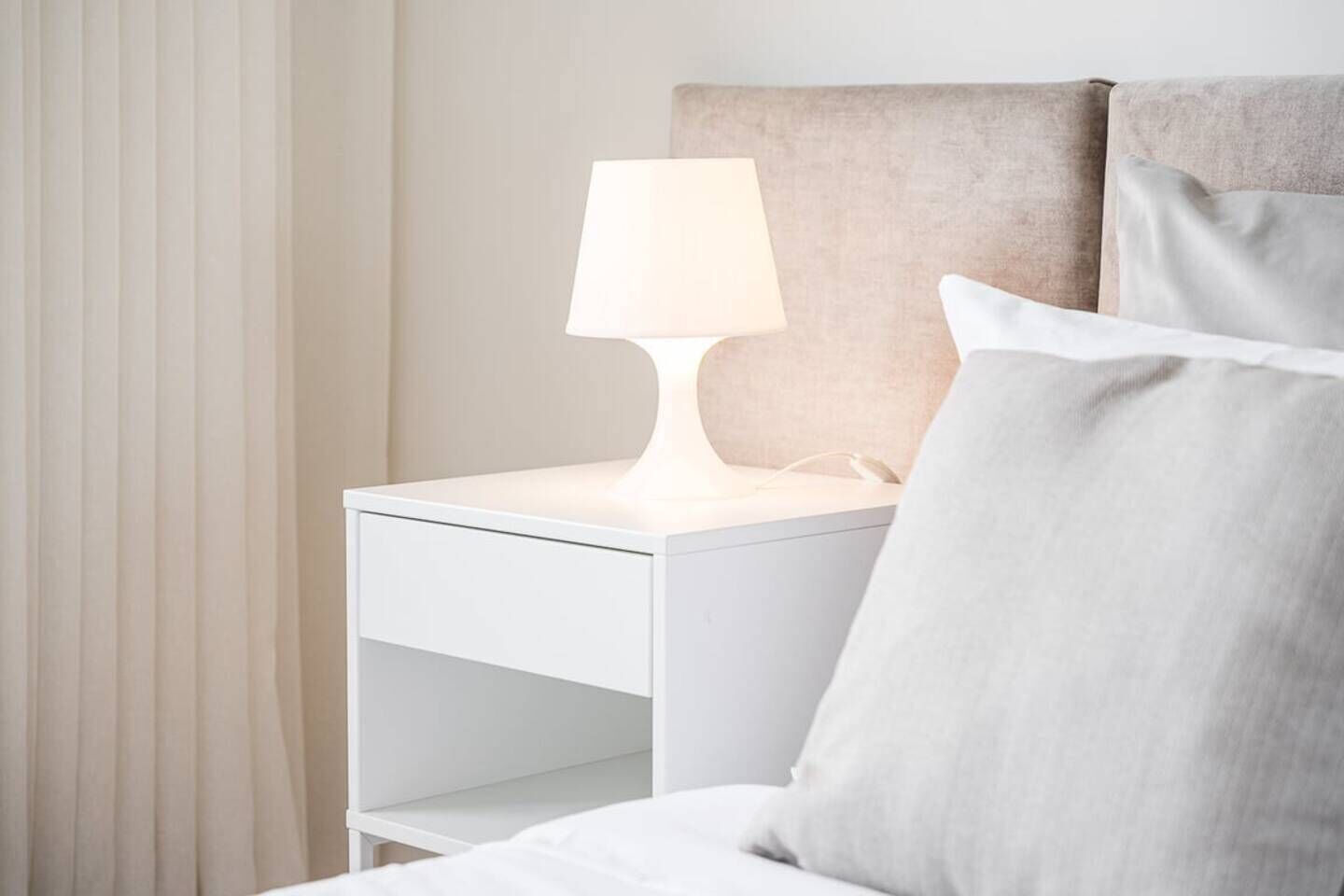 2 عدّة غرف نوم ومكواة/لوح كي وخدمة الإنترنت وملاءات أسرّة