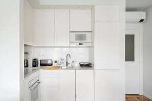 Fridge, microwave, oven, stovetop - Brittos Avenue Apartment (Vila Nova de Gaia)