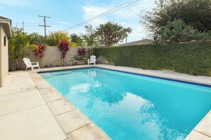Pool - Lovely Coastal Boho home close to Beaches & SOFI with Pool, AC & King bed (Hawthorne)