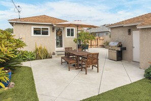Outdoor dining - Lovely Coastal Boho home close to Beaches & SOFI with Pool, AC & King bed (Hawthorne)