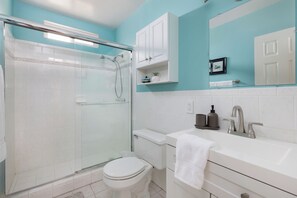 Hair dryer, towels, soap, toilet paper - Lovely Coastal Boho home close to Beaches & SOFI with Pool, AC & King bed (Hawthorne)
