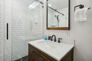 淋浴设施、吹风机、毛巾、肥皂