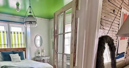 Cute & Artsy Condo 1mi from Crystal lake, & 7mi from Frankfort