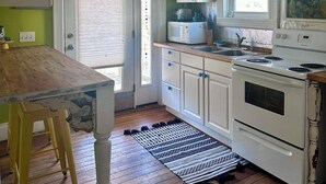 Coffee/tea maker, fridge, microwave, oven - Cute & Artsy Condo 1mi from Crystal lake, & 7mi from Frankfort (Benzonia)