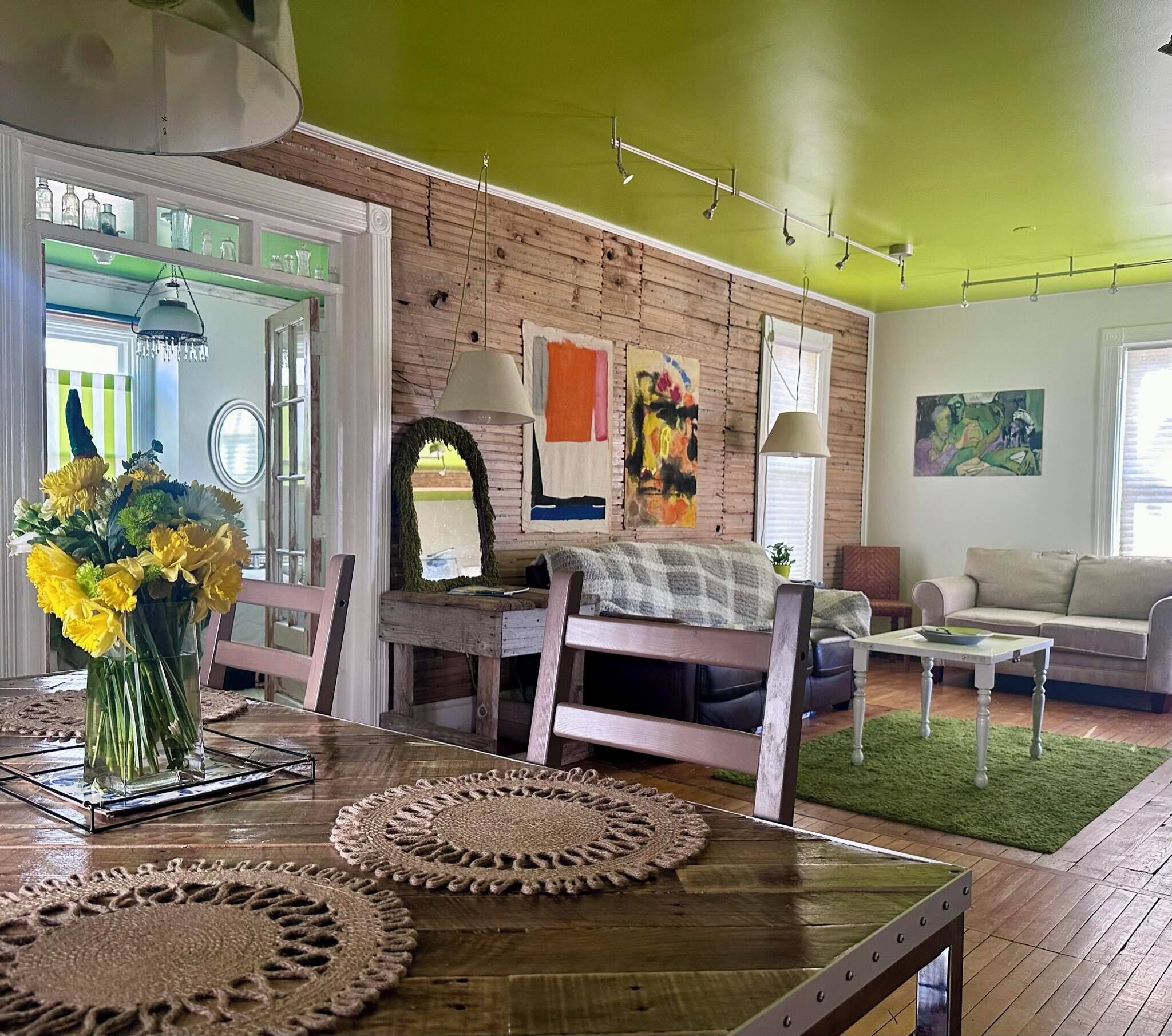 Cute & Artsy Condo 1mi From Crystal Lake, & 7mi From Frankfort - Beulah, MI