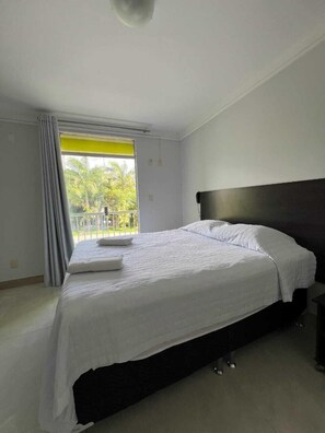 مكتب ومساحة عمل للكمبيوتر المحمول وواي فاي مجانًا