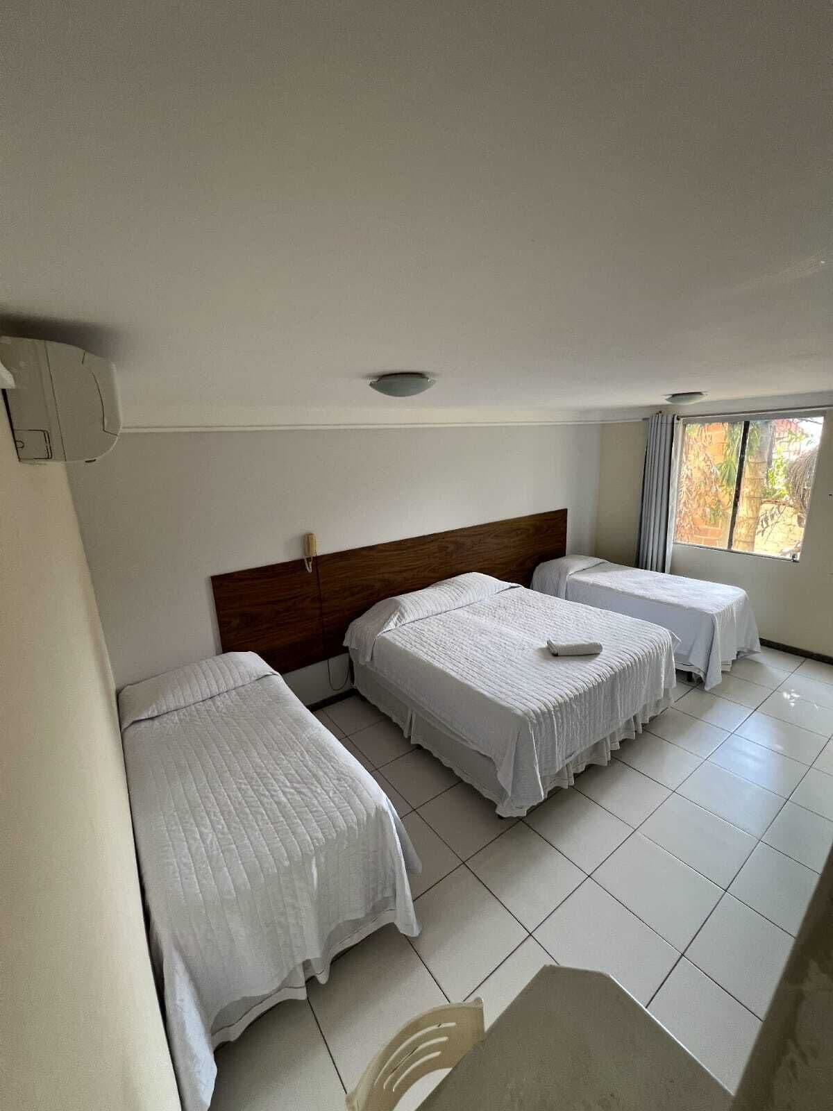 Bureau, espace de travail pour ordinateur portable, Wi-Fi gratuit