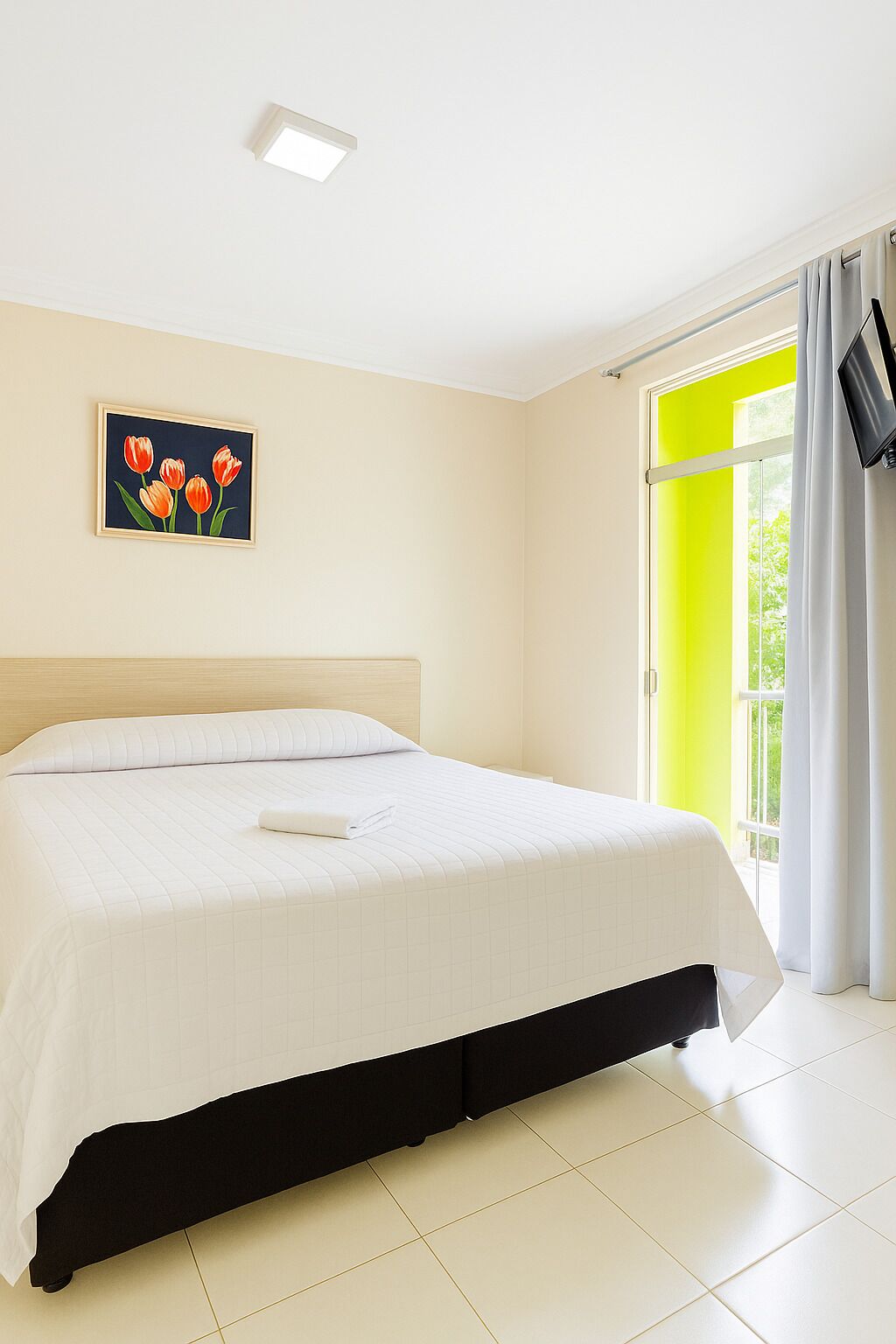 Escritorio, espacio para trabajar con laptop y wifi gratis 