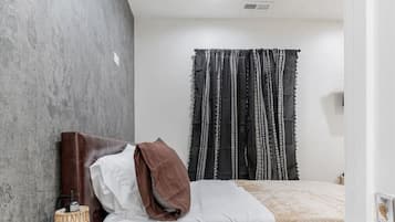 1 habitación, escritorio, tabla de planchar con plancha y cuna de viaje