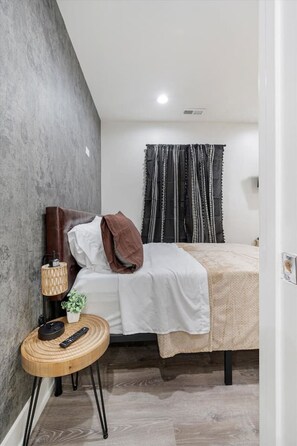 1 habitación, escritorio, tabla de planchar con plancha y cuna de viaje