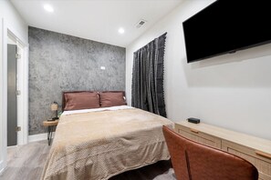 1 soverom, skrivebord, strykejern/-brett og reiseseng for barn