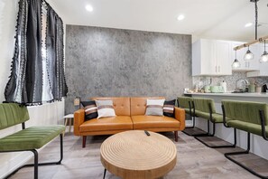 Una Smart TV, videojuegos, una oficina