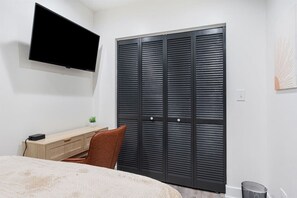 1 slaapkamer, een bureau, een strijkplank/strijkijzer, reisbedje