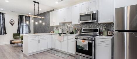 Een koelkast, een microgolfoven, een oven, een kookplaat